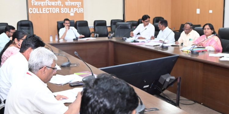 सर्व यंत्रणांनी जिल्ह्यातील 11 नगरपरिषदा व एका नगरपंचायतीची निवडणूक सुरळीतपणे पार पाडावी – जिल्हाधिकारी कुमार आशीर्वाद